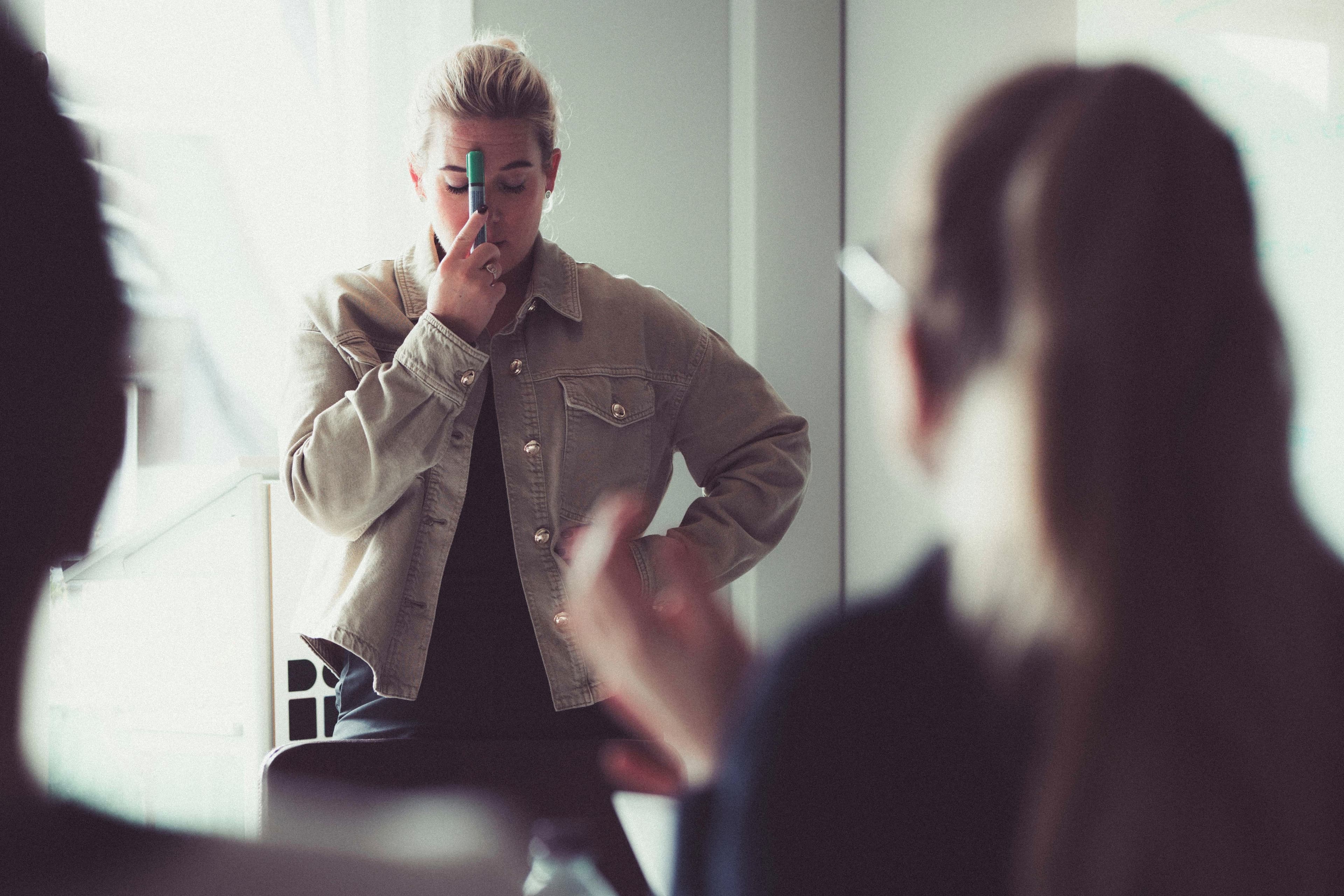 kvinna som föreläser